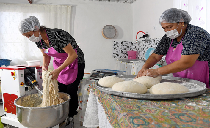 Kadınlar Üretiyor, Yöresel Ekmekler Mer-Ek'te Satılıyor