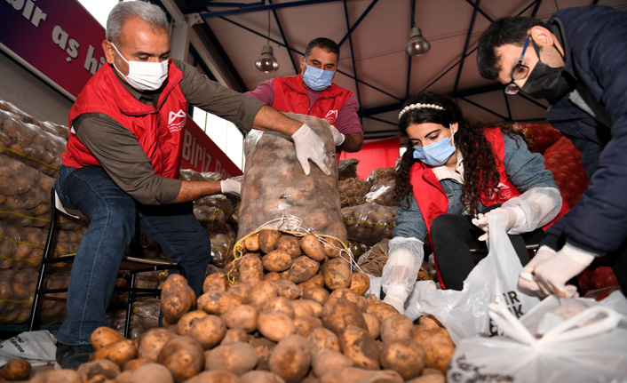 Büyükşehir Dar Gelirliye Patates ve Soğan Dağıtıyor