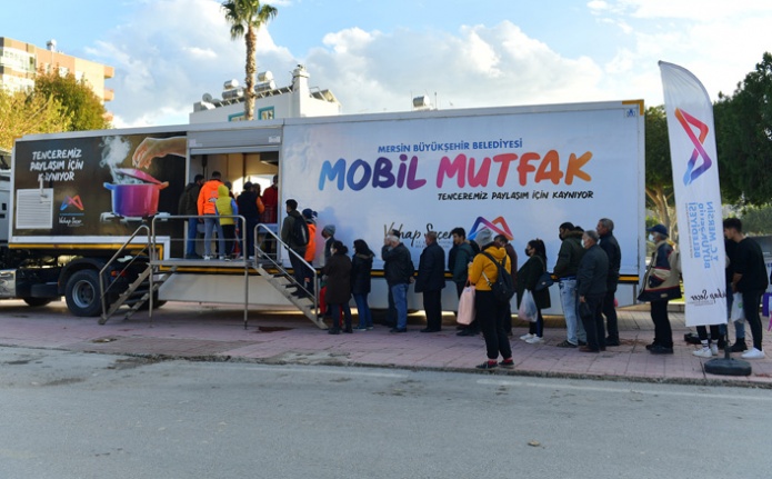 Mersin Büyükşehir’in Mobil Mutfak Tırı İlçelerde
