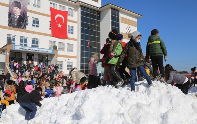 Başkan Yılmaz’dan, Öğrencilere Karne Hediyesi “Kar” Sürprizi