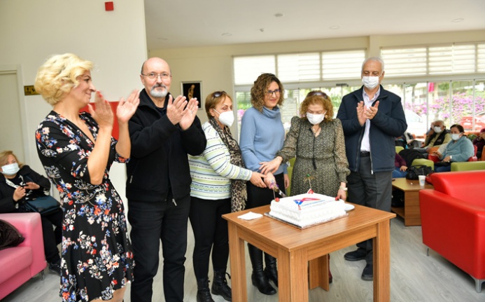 Emekli Evi Üyelerine Sürpriz Yılbaşı Kutlaması
