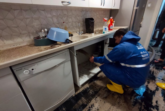 Akdeniz Belediyesi, Yağmurdan Etkilenen Ailelerin Yardımına Koştu
