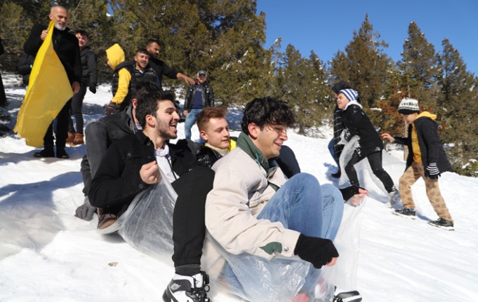 Akdeniz Belediyesi YKS’ye Hazırlanan Öğrencileri Karla Buluşturdu