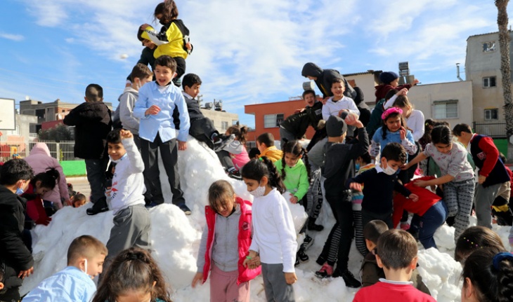 Akdeniz Belediyesi’nden  Minik Öğrencilere ‘Kar Sürprizi’