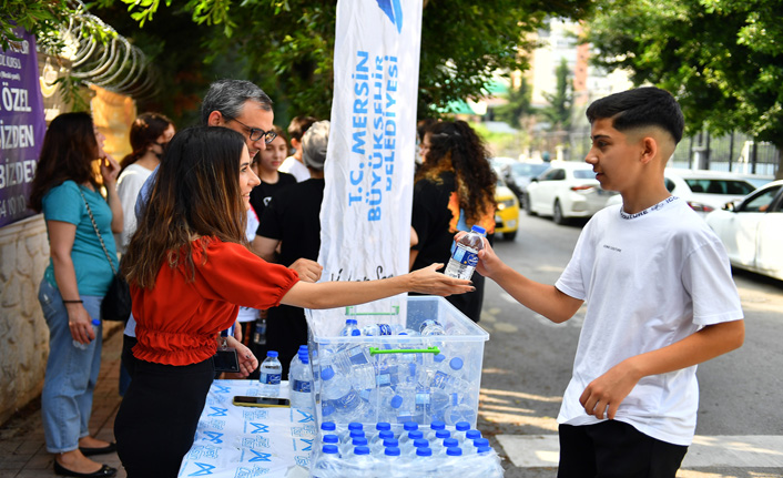 Büyükşehir'den LGS'ye Giren Öğrencilere Su İkramı