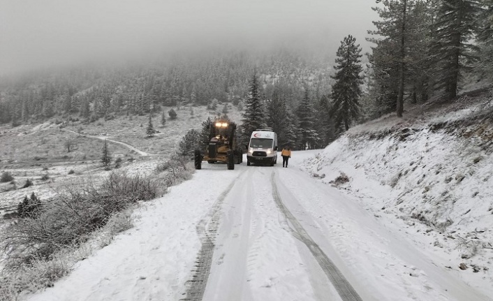 Büyükşehir ekipleri karda mahsur kalan araçları kurtardı