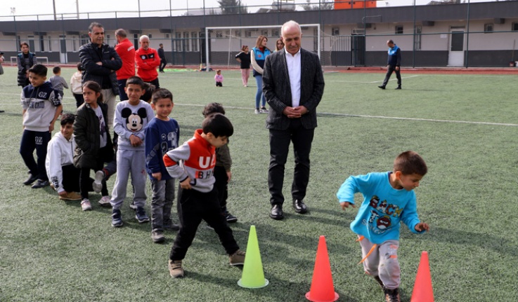 Akdeniz Belediyesi Afetzede Çocukları Yalnız Bırakmıyor