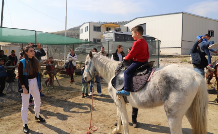Akdeniz’de Depremzede Çocuklar At Binmenin Mutluluğunu Yaşadı
