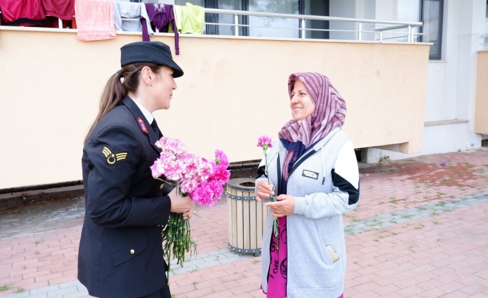 “Jandarma Depremzede Kadınların 8 Mart Dünya Kadınlar Gününü Kutladı”