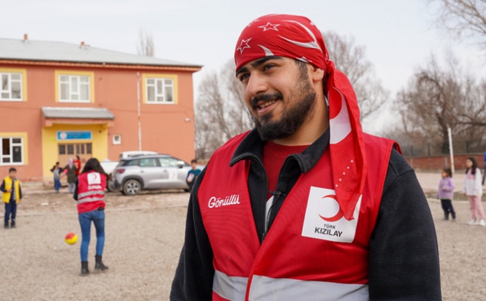 Kızılay’ın “Gurbetçi” Ve Yabancı Gönüllüleri Kalplere Dokunuyor