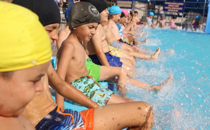 Çocuklar Ücretsiz Yüzme Kursuyla Serinliyor