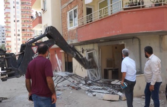 Mezitli'de Kaçak Yapılar Yıkılıyor