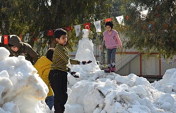 Çocuklar doyasıya kar topu oynadı