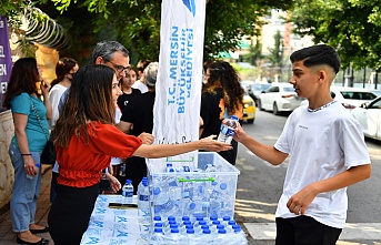 Büyükşehir'den LGS'ye Giren Öğrencilere Su İkramı