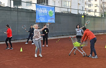Yenişehirli kadınlar çay saatinde tenis öğreniyor