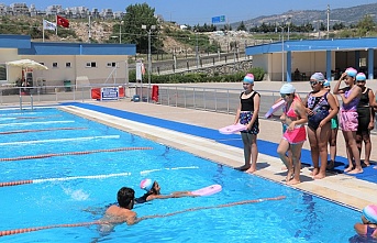 Yüzmeyi, Olimpik Yüzme Havuzunda Öğreniyorlar