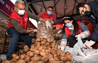 Büyükşehir Dar Gelirliye Patates ve Soğan Dağıtıyor