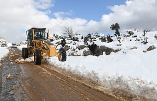 Yenişehir Belediyesinden kar temizleme ve yol açma...