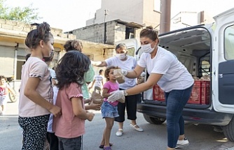 Büyükşehir, Çocuklara Çikolatalı Cupcake ve Limonata Dağıtıyor