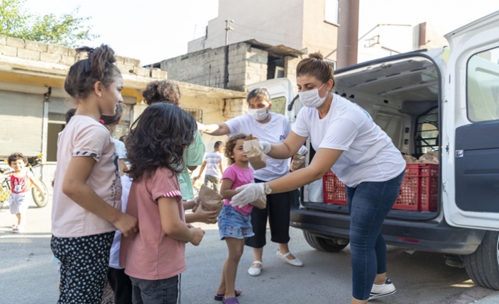Büyükşehir, Çocuklara Çikolatalı Cupcake ve Limonata Dağıtıyor